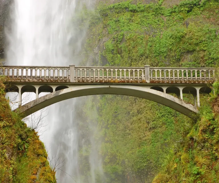 Visit Multnomah Falls In Oregon (Best Multnomah Falls Tours)